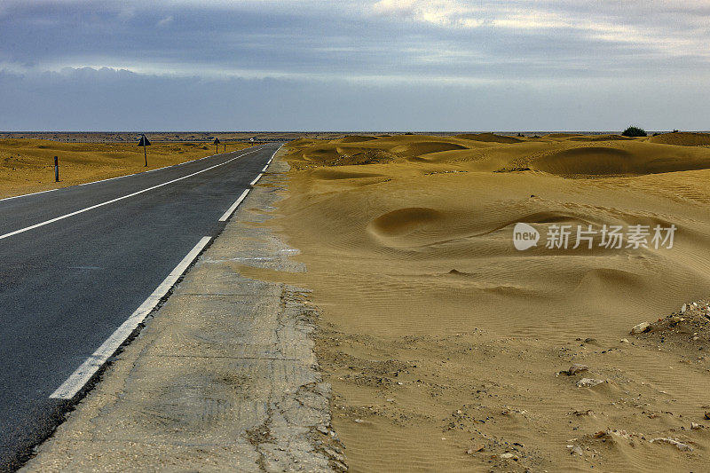 北非摩洛哥，风暴前从Tan Tan到Tarfaya的道路